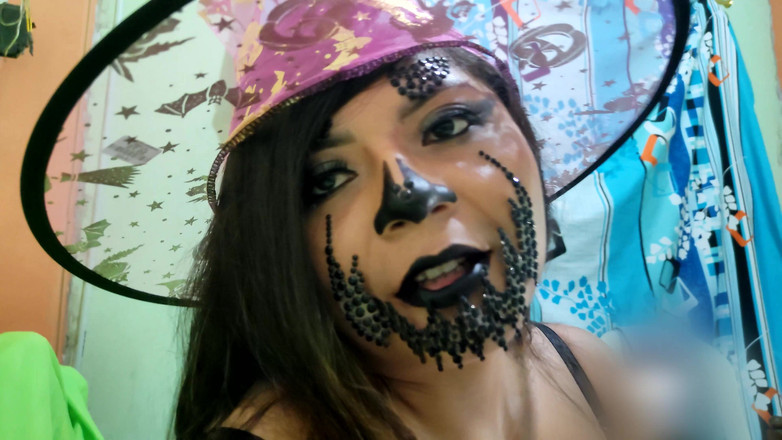 Martin13: Він безликий чоловік відвідує відьму на Хеллоуїн, дає їй інтерв'ю і спокушає її, щоб зайнятися сексом