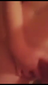 Min 44f lesbiska rörmokare fick mig våt och tittade på hennes arbete så jag gjorde videor av mig som knullade min tajta fitta och lekte med mina stora tuttar