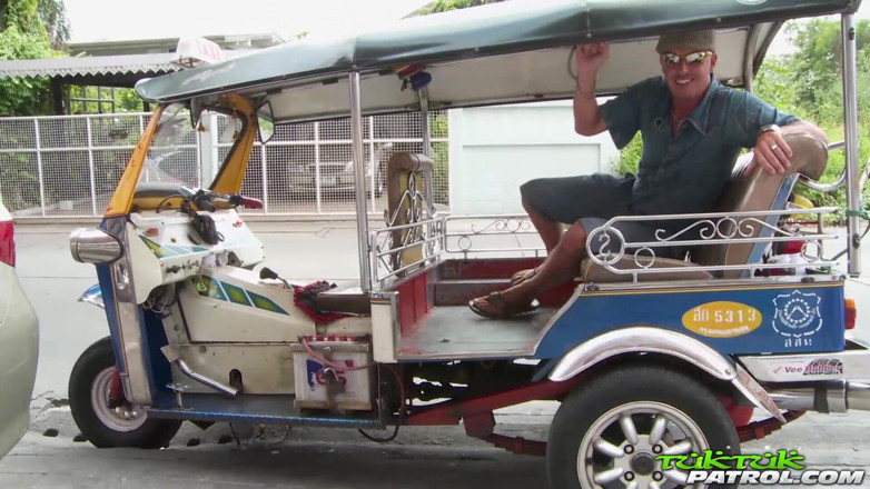 Trike Patrol - Tuk Tuk Patrol: Thailandeza păroasă cu cur plinuț are parte de o călărire...