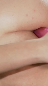 Masturbation avec un gode anal dans le kitche avec une MILF brune sexy