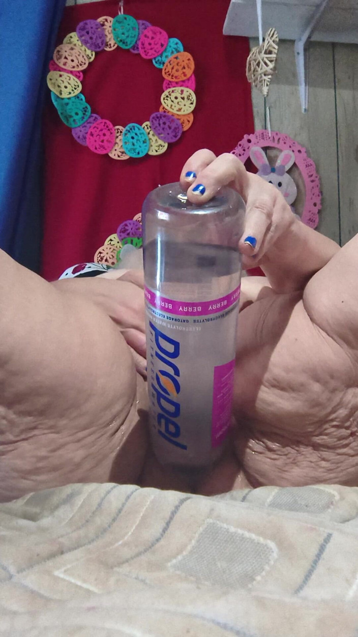 HerculesnVENUS: Grosse bouteille, clito, plug, chatte