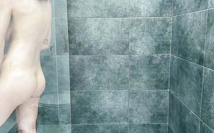 Miss Kriss: 샤워 헤드를 사용하여 샤워하는 강한 오르가즘
