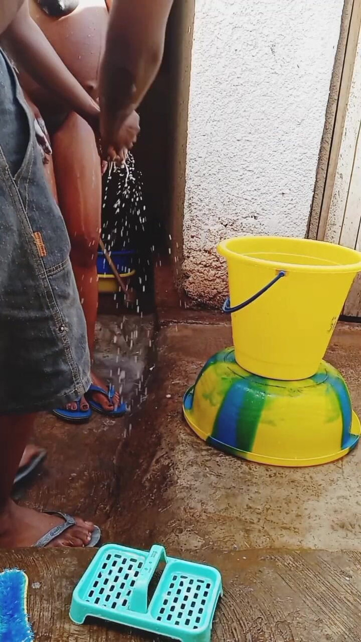 Me and my new slut: Draußen, meine schwangere freundin baden in schmutziger umgebung