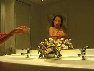 Flash Model Amateurs: Mager brunett gnuggar sin klitoris i badrummet