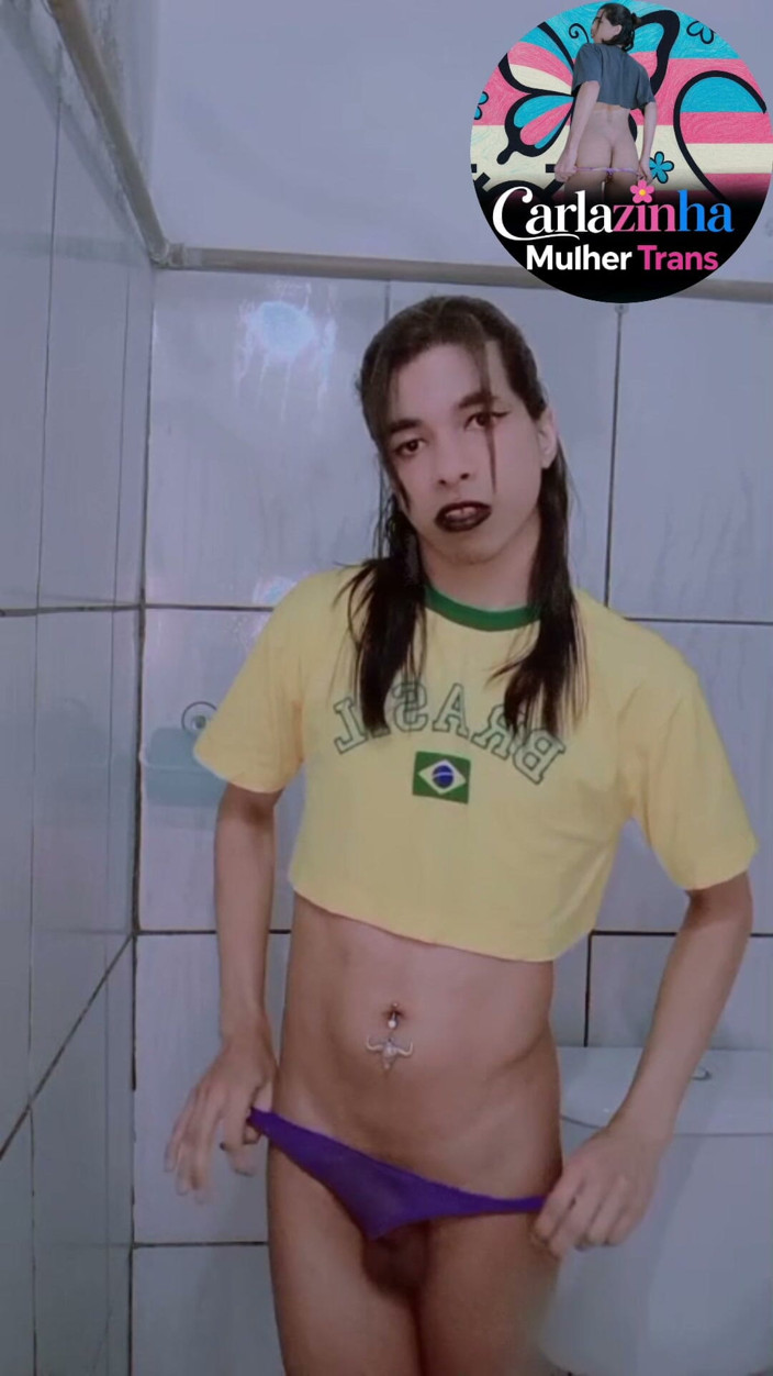 Srta. Carla: Carla, Puta Con Camiseta De Brasil Y La Polla Dura
