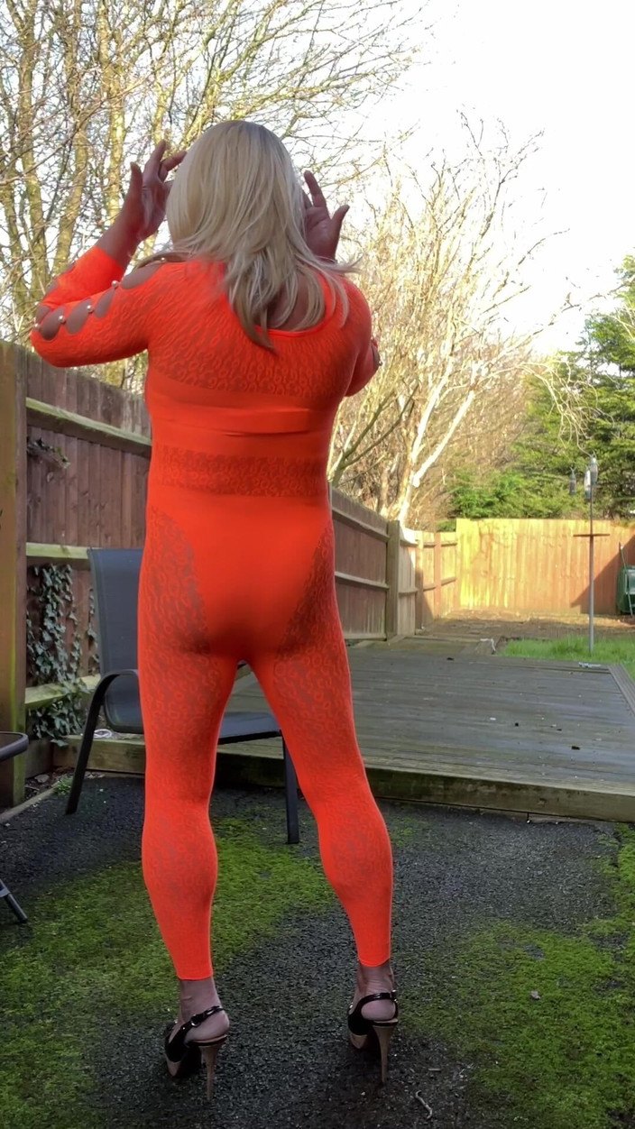 Kellycd2022: Amateur transvestiert kellycd2022 sexy MILF pisst in meinen body