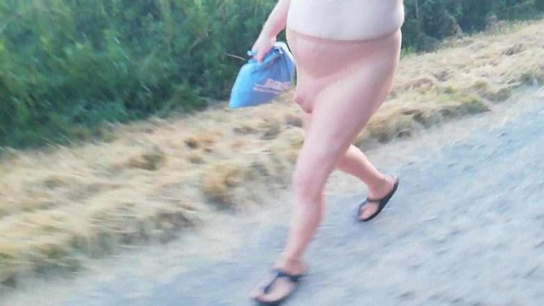 Carmen_Nylonjunge: Naillonjunge în ciorapi de lumină și Birkenstocks