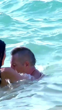 Nadržená hubená teenagerka Megan tajně ošukaná nevlastním bratrem na pláži
