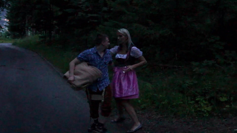 Videos Francaises: Döl yiyen Fransız sarışın kabinde yarak emiyor ve biniyor