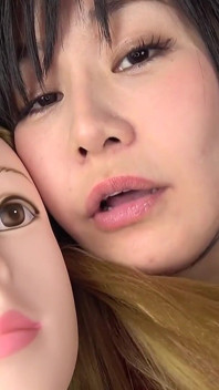 Tomoka akari büyük dilinin yakın çekimleriyle mankene tükürüyor ve tükürüyor