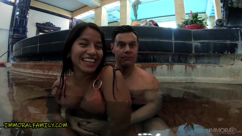Immoral Family: Cewek semok latina dengan bikini pink amy amor bergabung dan...