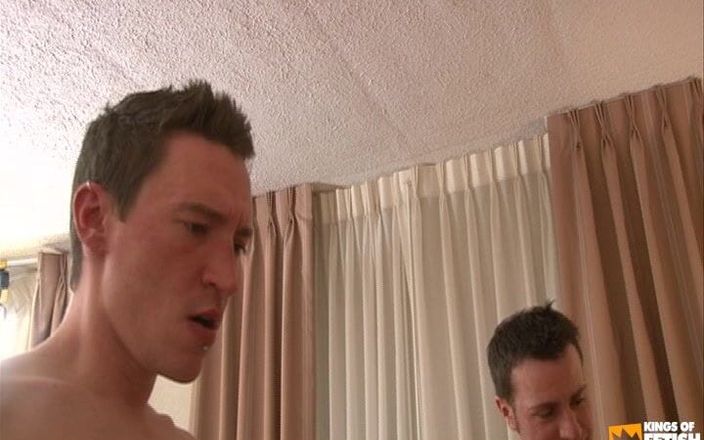 Gay Diaries: Группа мужиков накачивает свои тугие задницы на кровати после того, как они сосут друг другу