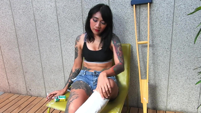 Asian Pussy Vision: Model asiatic tatuat cu piciorul scurt la casting