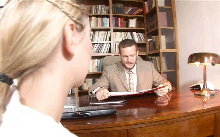 Back to School: Profesoara norocoasă găsește două studente superbe și le fute anal
