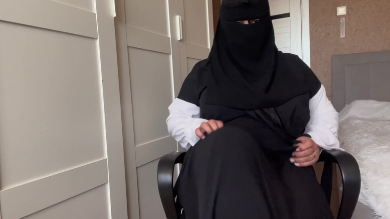 Lux Eva: Arap orta yaşlı seksi kadın ıslak külotlu çorapla talimat veriyor