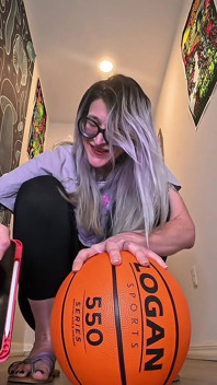 Deusa de 1,80m de altura, desafio de uma mão no basquete, quanto tempo essas mãos enormes podem dominar?