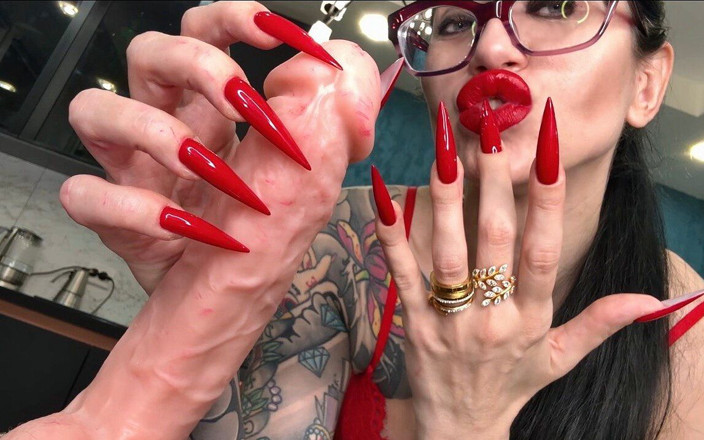 Julia domaina: 長い赤い爪、鋭い爪、指を吸い、熱い