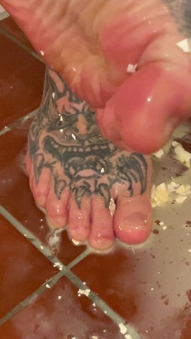 VikingsFeet: Feet Vs. Raw Egg