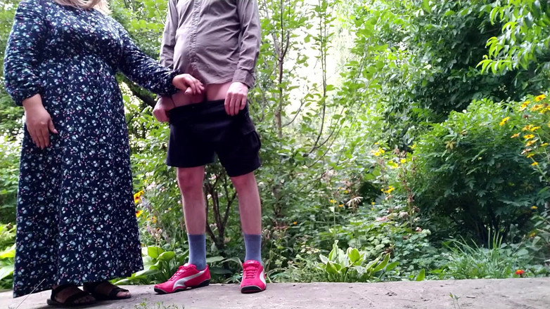OurFetishLife: Wunderschöne MILF half einem fremden, draußen zu pinkeln und sich...