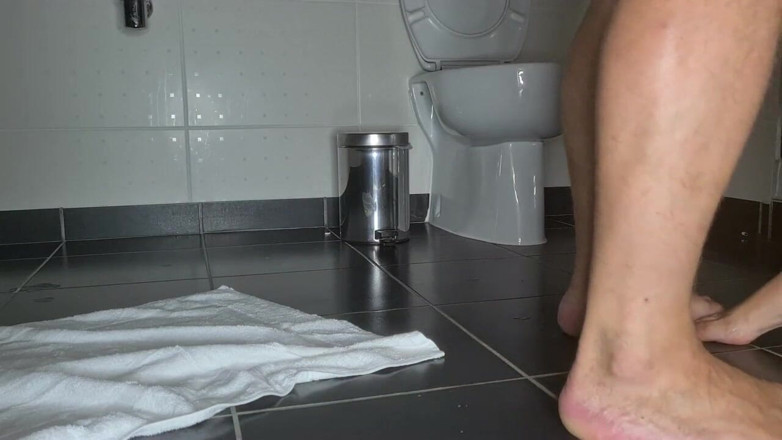 Anal Fetish Couple: Pișare perversă pe fața soțului, îi place să o bea