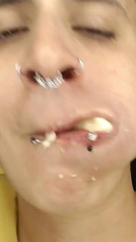 Frech fetisch-banane essen, piercings mit großen lippen