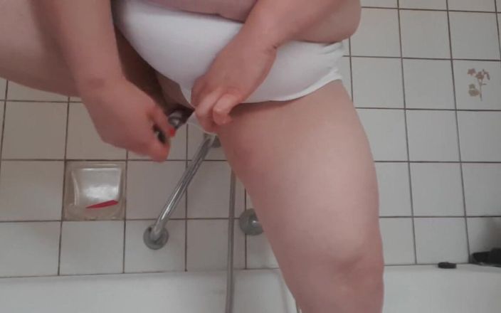 Dirty Jade: Nước tiểu và nước phun trong quần lót trắng