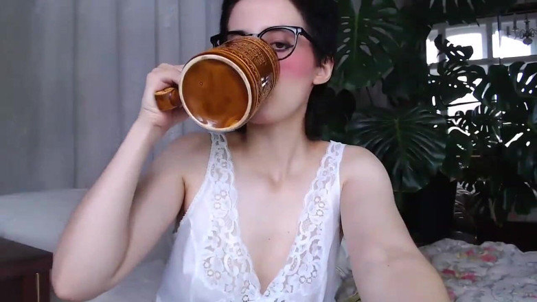 The Antichristrix: Show de buenos días con camgirl peluda