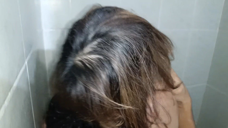 Jovencandelita: Encuentro a mi madrastra masturbándose en el baño y terminándole...