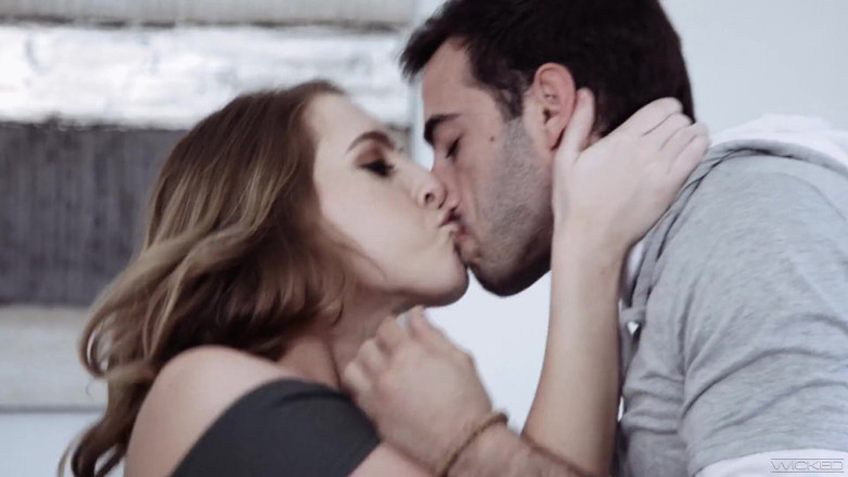 Wicked Pictures: Wicked - Intimní a romantické šukání Cadence Lux s jejím přítelem
