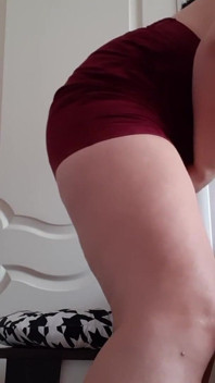 Rischiosa masturbazione femminile con i genitori nella stanza accanto