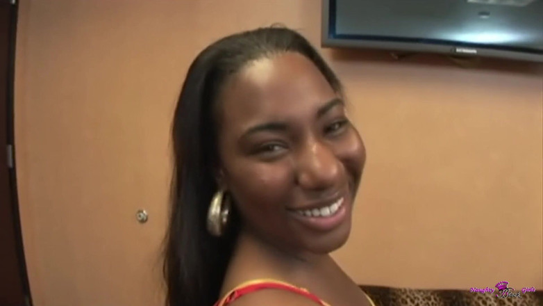 Naughty Black Girls: POV lieve grote natuurlijke tieten zwart meisje India probeert voorzichtig...
