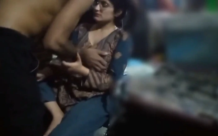 Dasi couple: Pakistansk kvinna med saftiga naturliga bröst som ger en avsugning