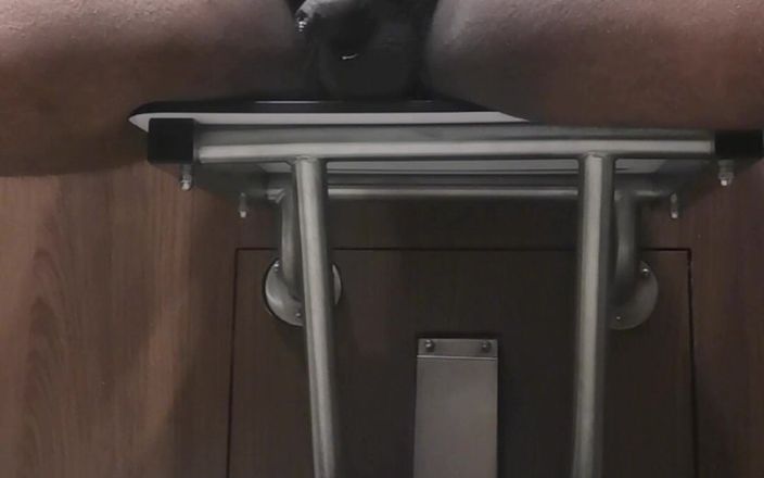 ObsidianFurry: Amatör kahverengi genç tombul seyahat ederken azıyor ve havaalanında mastürbasyon...