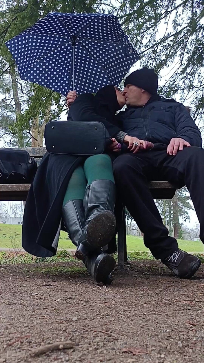 Asisa_oz: Parkta dışarıda büyük bir yarakla oynadım, sakso çektim ve hatta işedim