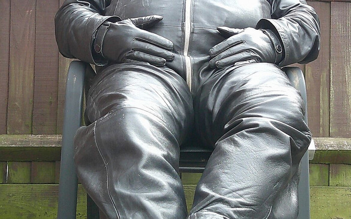 Leatherman63: Bộ đồ gimp da