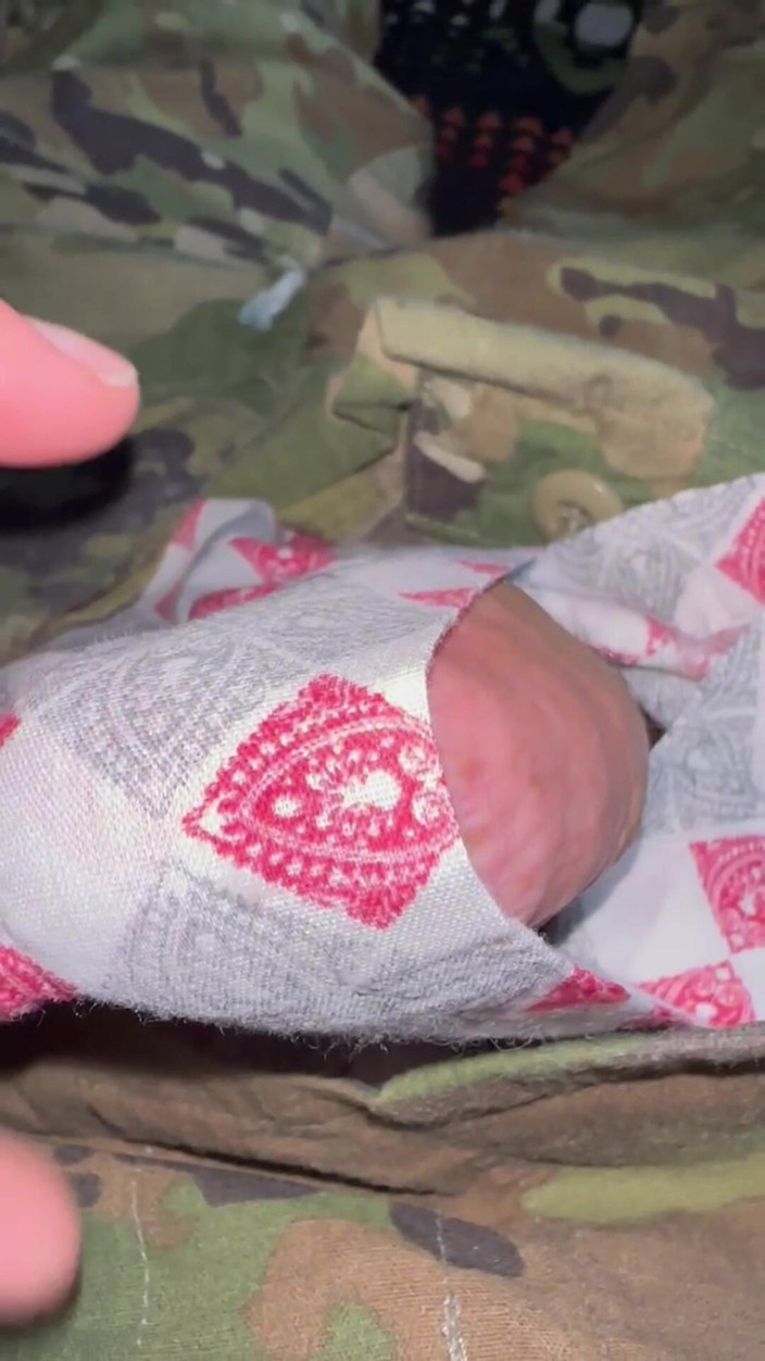 Gay Soldier Stuff: Specialistul armatei se masturbează în boxeri împrumutat de la sarge lui și trage...
