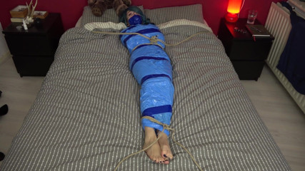 Restricting Ropes: Luna grey - mumifiziert auf dem bett