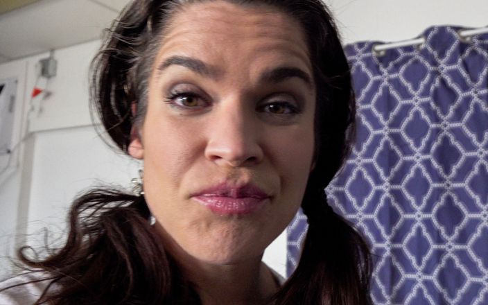 Sammi Starfish: Baise par la gorge pour une belle-mère stupide et réveillée