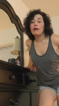Tes amis sexy adorent baiser la chatte de ma belle-mère excitée