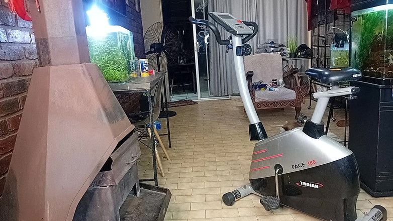 18blondteen: Hete blondine op hometrainer neemt dildo totdat ze spuit