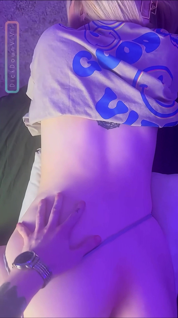 DickDownViVi: ゴージャスな巨尻ブロンドが中出しを獲得