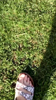 Босые Ноги В Тапочках