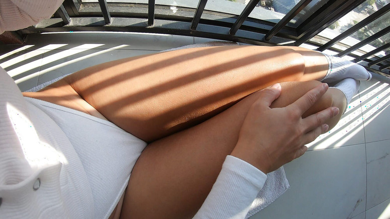 WowMarie: Ризикована мастурбація на балконі - в боді - молода дівчина дрочить оргазм мокрої пизди