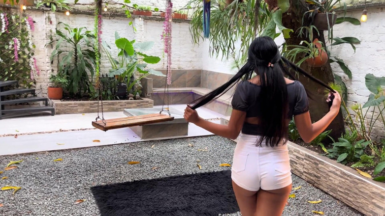 LissaWiild: Une latina sexy s’amuse dans la cour de sa maison