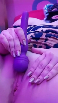 Cewek sange ini lagi asik fisting memeknya pakai dildo sampai muncrat berlanjut
