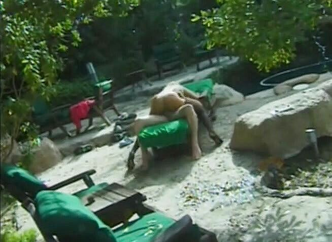 Analiscius: Milf met kousen krijgt haar strakke kont buitenshuis geneukt