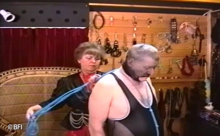 House of lords and mistresses in the spanking zone: La padrona fa pipì sul suo schiavo cattivo e lo...