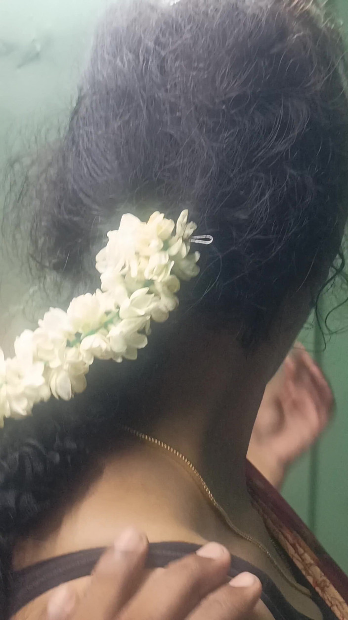 Inba: Chennai üniversite öğretmeni saree konuk evinde romantizmi zırlıyor
