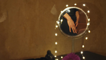 Jerking studs: Round mirror