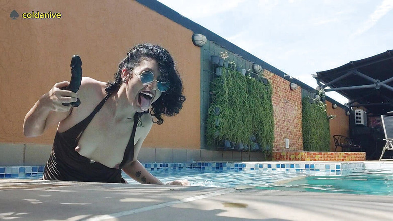 COLDANIVE: Mulher fode homem na bunda com cinta-caralho na piscina chupando...